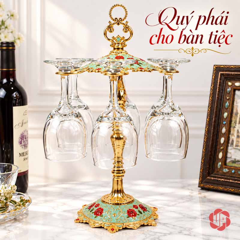 Kệ Treo Ly Rượu Vang Châu Âu Họa Tiết Hoa UP034L Kệ xanh ngọc phối vàng trên bàn cạnh khung ảnh