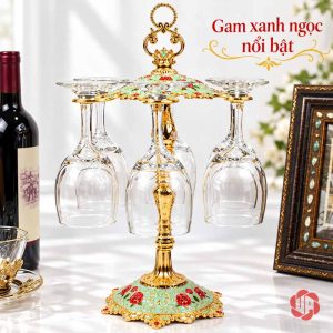Kệ xanh ngọc phối vàng có ly treo trên bàn sáng