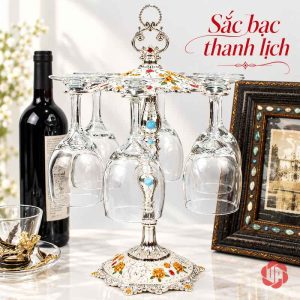 Kệ ly màu bạc với nền trắng trang trí hoa