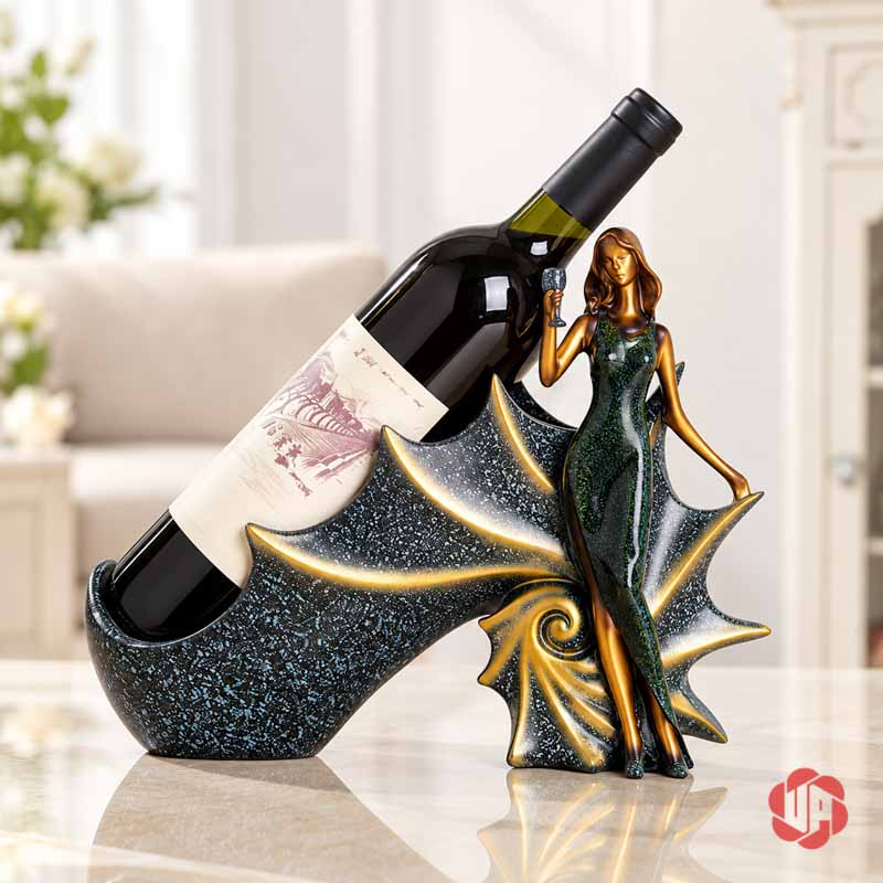 Kệ Rượu Vang Cô Gái Châu Âu Nghệ Thuật UP014R Kệ rượu vang cô gái châu Âu màu xanh trên bàn sáng, tay tượng cầm ly nhỏ và tà váy cách điệu.