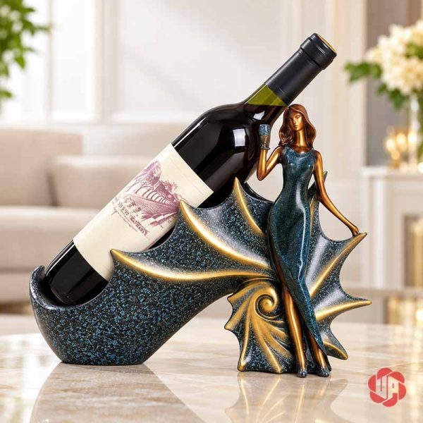 Kệ rượu vang cô gái châu Âu màu xanh đậm ánh vàng, tượng cô gái đứng phía trước giá đỡ dạng cánh quạt.