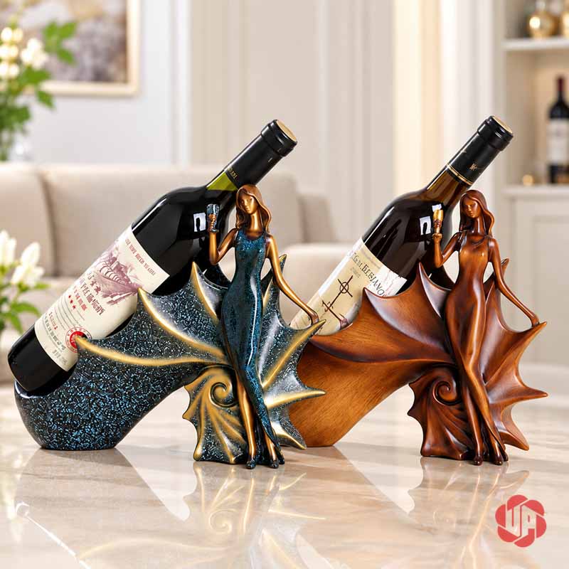 Kệ Rượu Vang Cô Gái Châu Âu Nghệ Thuật UP014R Hai kệ rượu vang hình cô gái châu Âu màu xanh và nâu đặt cạnh nhau trên mặt bàn sáng.