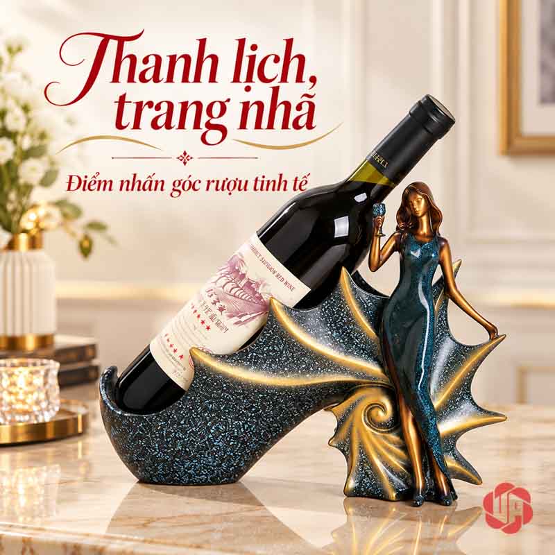Kệ Rượu Vang Cô Gái Châu Âu Nghệ Thuật UP014R Kệ rượu vang cô gái châu Âu màu xanh trên bàn đá sáng, ảnh có chữ đỏ trang trí ở phía trên.