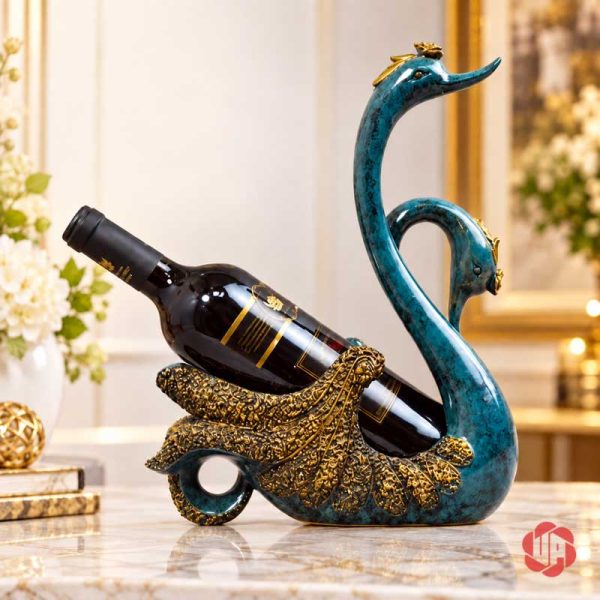 Kệ rượu vang đôi thiên nga xanh ngọc đặt trên mặt bàn sáng, khay đỡ chai có hoa văn vàng