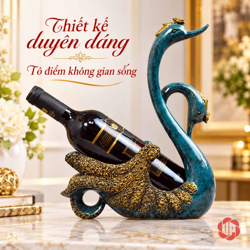 Kệ Rượu Vang Đôi Thiên Nga Xanh Ngọc Trang Trí UP006R Kệ rượu vang đôi thiên nga xanh ngọc đặt trong không gian có hoa trắng và nội thất sáng
