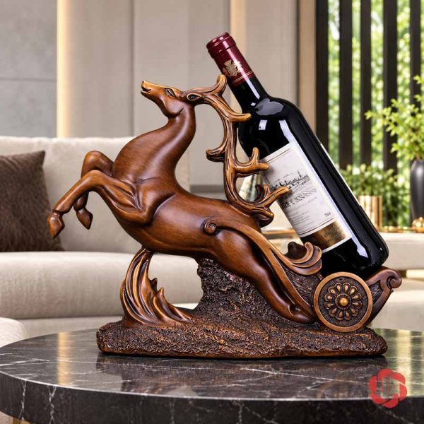 Kệ rượu vang hình hươu trên bàn đá tối trước ghế sofa màu be