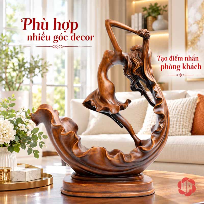 Kệ Rượu Vang Thiếu Nữ Múa Nghệ Thuật Màu Gỗ UP009R Kệ rượu vang nghệ thuật hình thiếu nữ đặt cạnh sofa và bình hoa màu sáng