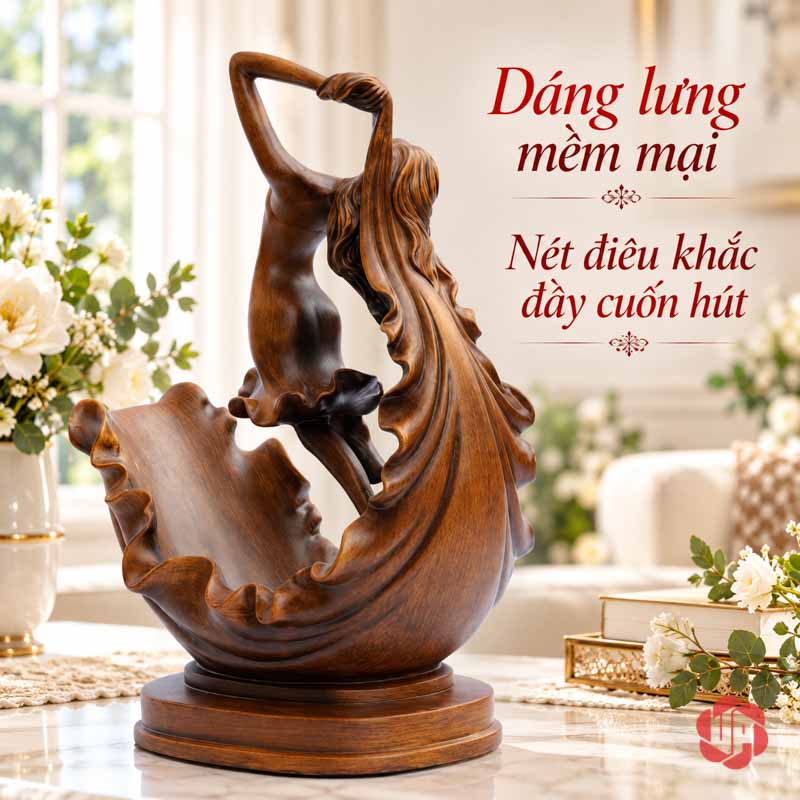 Kệ Rượu Vang Thiếu Nữ Múa Nghệ Thuật Màu Gỗ UP009R Kệ rượu vang thiếu nữ chụp từ mặt sau cho thấy mái tóc dài và dáng lưng cong
