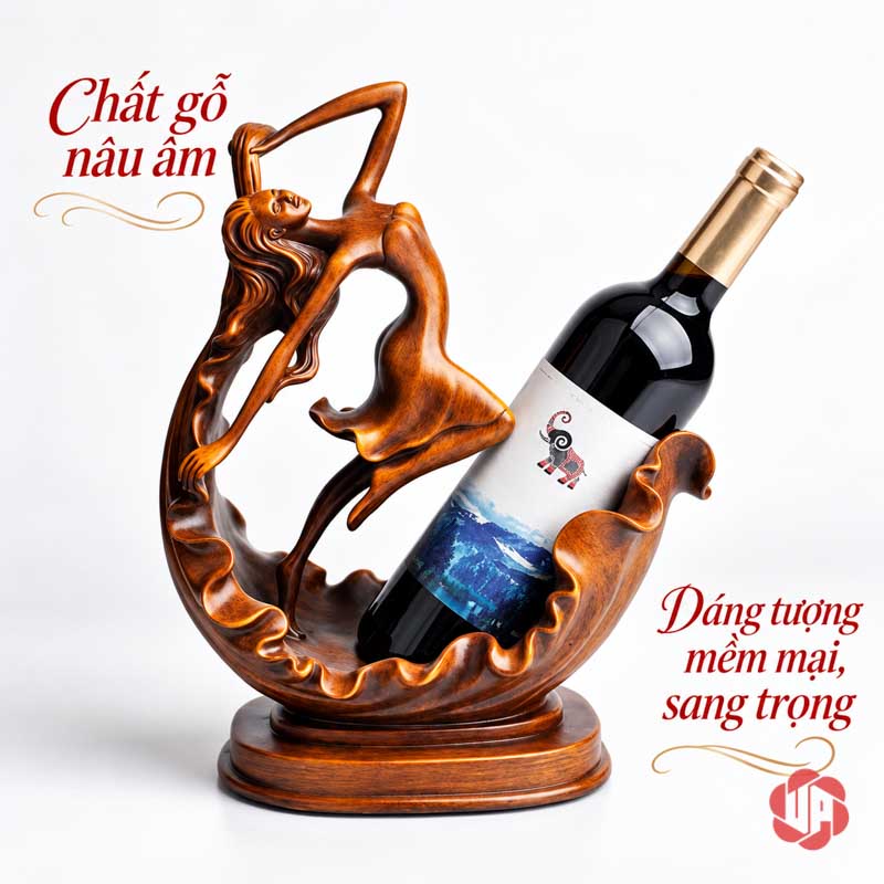 Kệ Rượu Vang Thiếu Nữ Múa Nghệ Thuật Màu Gỗ UP009R Kệ rượu vang thiếu nữ màu nâu giả gỗ trên nền trắng có chai trưng bày