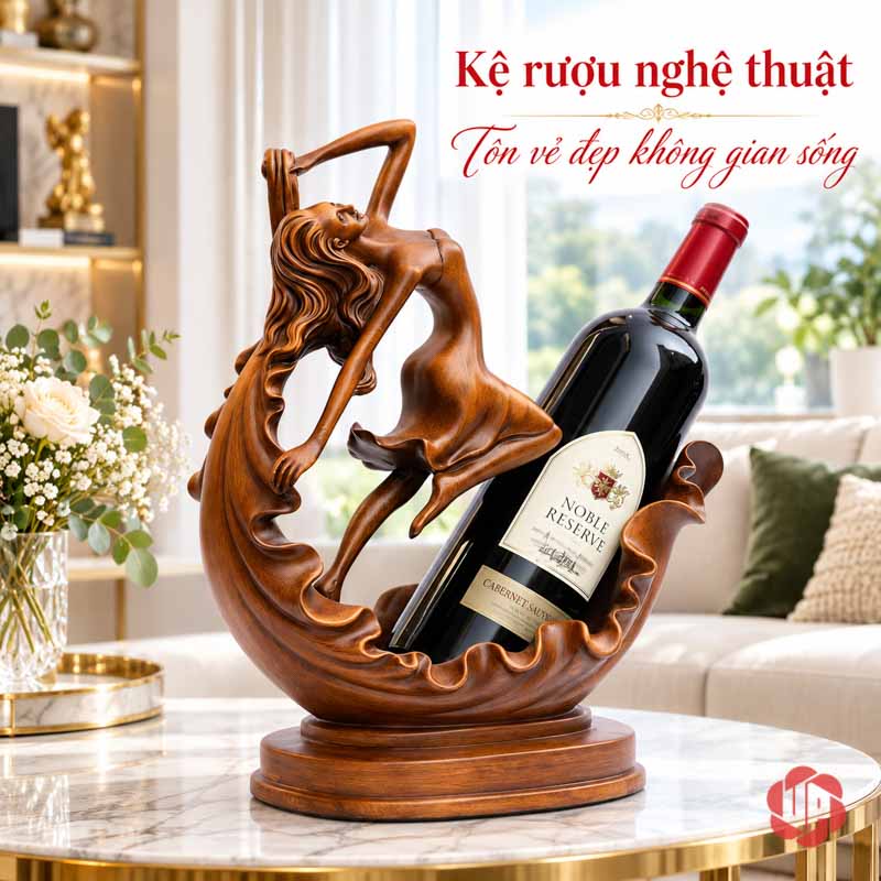 Kệ Rượu Vang Thiếu Nữ Múa Nghệ Thuật Màu Gỗ UP009R Kệ rượu vang thiếu nữ nghệ thuật đặt trong phòng khách có sofa sáng và hoa trắng