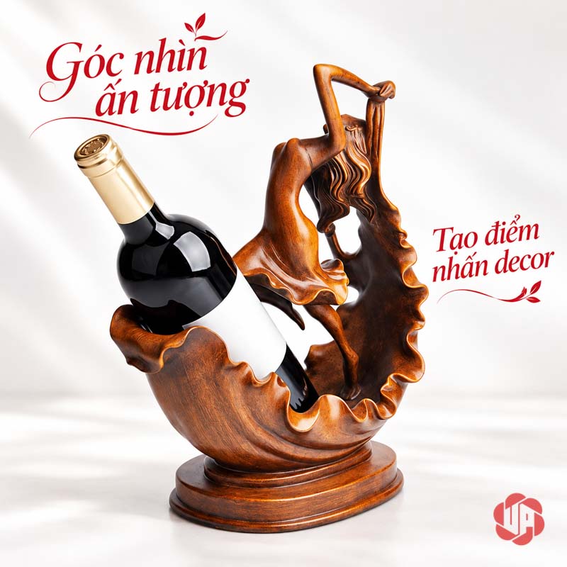Kệ Rượu Vang Thiếu Nữ Múa Nghệ Thuật Màu Gỗ UP009R Kệ rượu vang thiếu nữ trên nền sáng nhìn từ góc nghiêng có chai minh họa