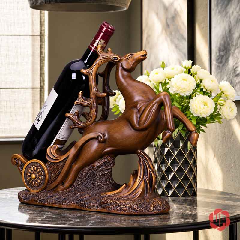 Kệ Rượu Vang Tuần Lộc Màu Đồng Trang Trí UP003R Kệ rượu vang tuần lộc cạnh bình hoa trắng vàng và rèm cửa