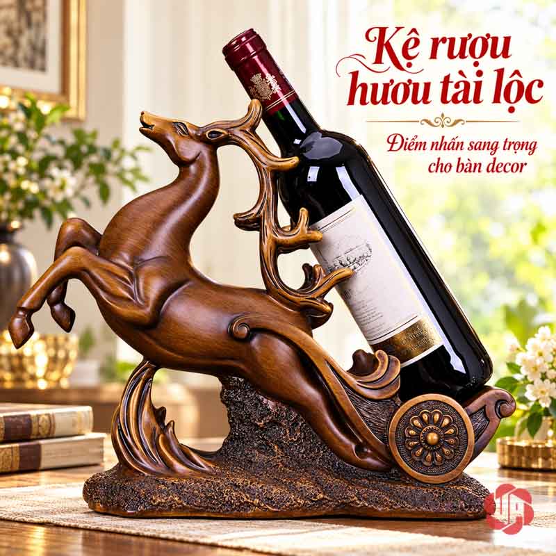 Kệ Rượu Vang Tuần Lộc Màu Đồng Trang Trí UP003R Kệ rượu vang tuần lộc màu đồng cạnh bình hoa trắng trong phòng sáng