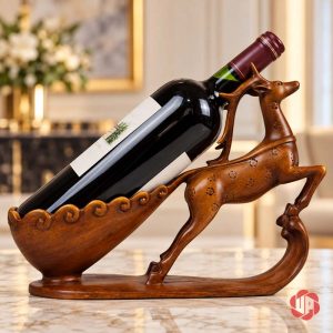 Kệ rượu vang tuần lộc màu nâu ánh đồng với chân trước nâng cao và phần đỡ chai uốn cong.