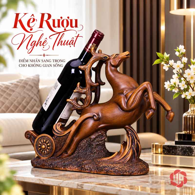 Kệ Rượu Vang Tuần Lộc Màu Đồng Trang Trí UP003R Kệ rượu vang tuần lộc màu nâu đồng đặt trên bàn cạnh sofa, có chai trưng bày