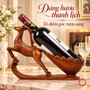 Kệ rượu vang tuần lộc màu nâu trong không gian sáng, ảnh có dòng chữ trang trí phía trên.