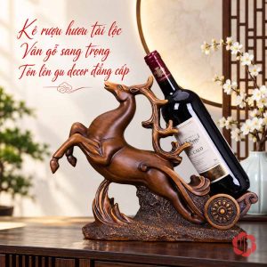 Kệ rượu vang tuần lộc trưng bày cạnh lọ hoa trắng trong không gian nội thất gỗ