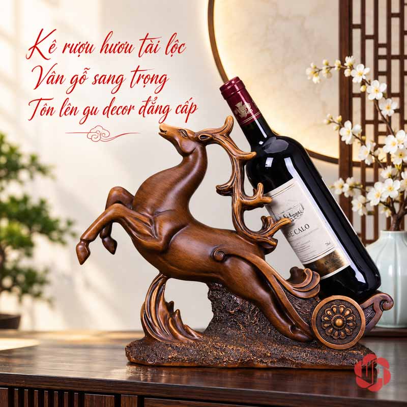 Kệ Rượu Vang Tuần Lộc Màu Đồng Trang Trí UP003R Kệ rượu vang tuần lộc trưng bày cạnh lọ hoa trắng trong không gian nội thất gỗ