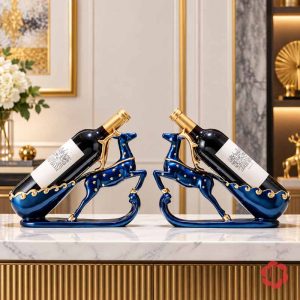 Hai kệ rượu vang tuần lộc màu xanh dương đặt đối xứng trên mặt bàn, có chai minh họa.