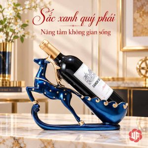 Kệ rượu vang tuần lộc xanh dương với viền uốn vàng, chân hươu và dòng chữ trang trí trong ảnh.