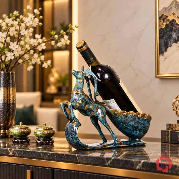 Kệ rượu vang tuấn mã xanh phối vàng đặt trên mặt đá, có chai minh họa nằm trong khay phía sau.