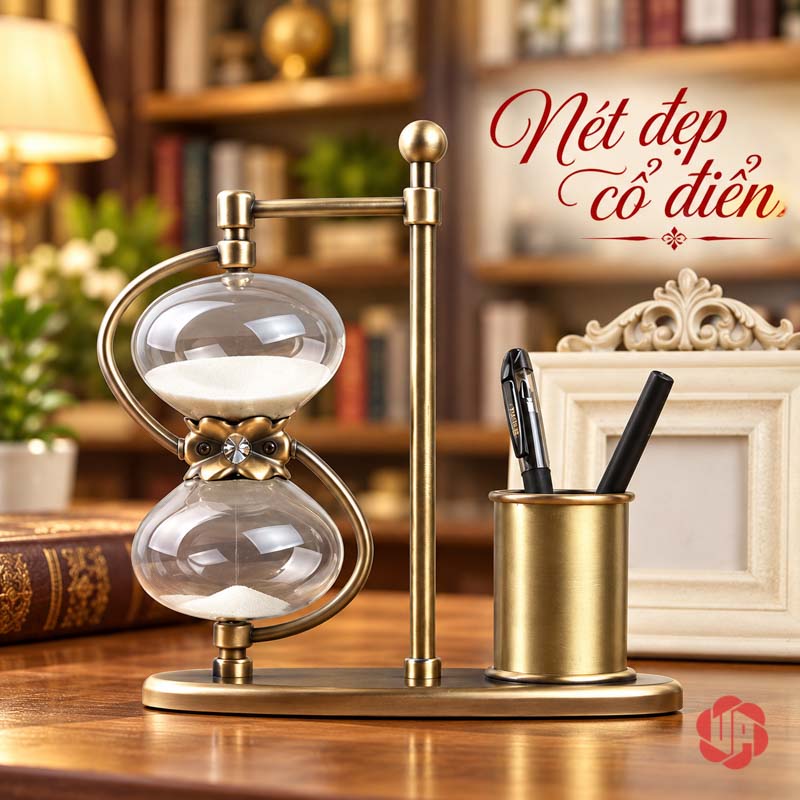 Khay Đựng Bút Để Bàn, Đồng Hồ Cát Phong Cách Cổ Điển UPV005 Khay bút với đồng hồ cát bên trái và ống bút bên phải trên bàn gỗ