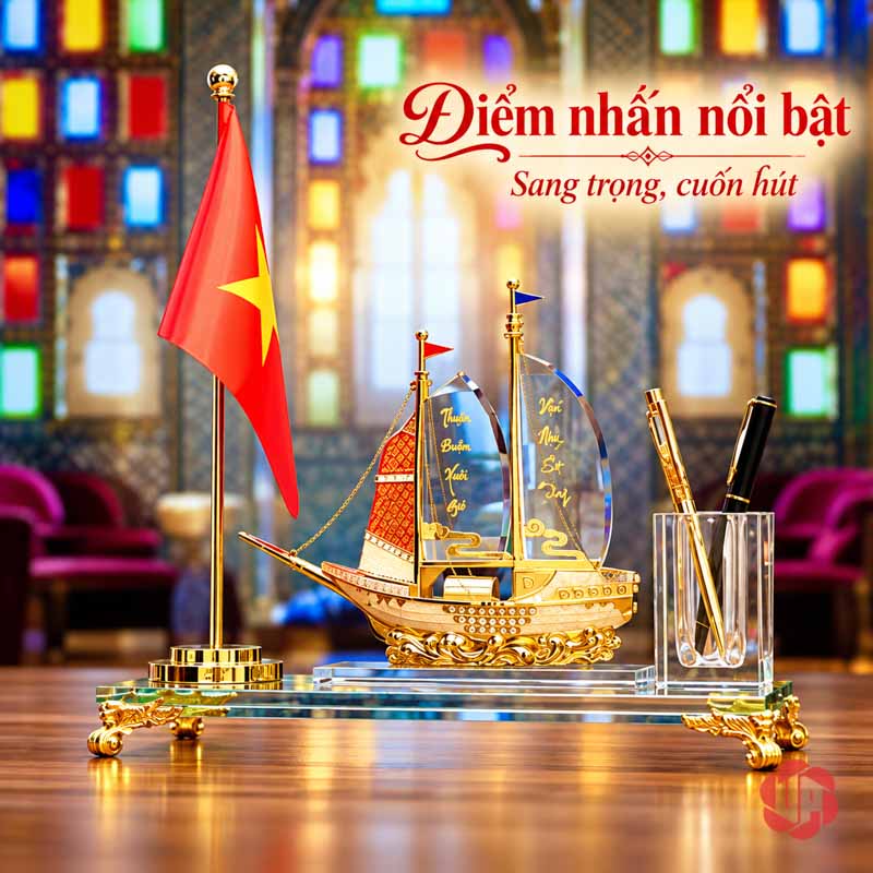 Khay Cắm Bút Để Bàn Thuyền Buồm Có Cờ Và Không Cờ UP046B Khay cắm bút để bàn thuyền buồm có cờ trước nền cửa kính màu