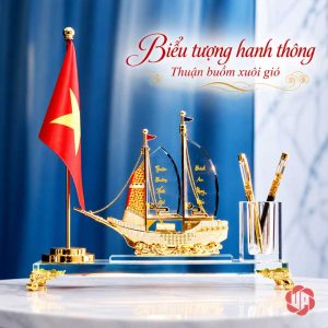 Khay cắm bút để bàn thuyền buồm có cờ Việt Nam trên nền xanh