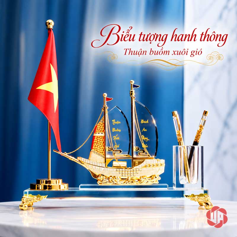Khay Cắm Bút Để Bàn Thuyền Buồm Có Cờ Và Không Cờ UP046B Khay cắm bút để bàn thuyền buồm có cờ Việt Nam trên nền xanh