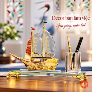 Khay cắm bút để bàn thuyền buồm không cờ trên bàn gỗ cạnh tranh chim