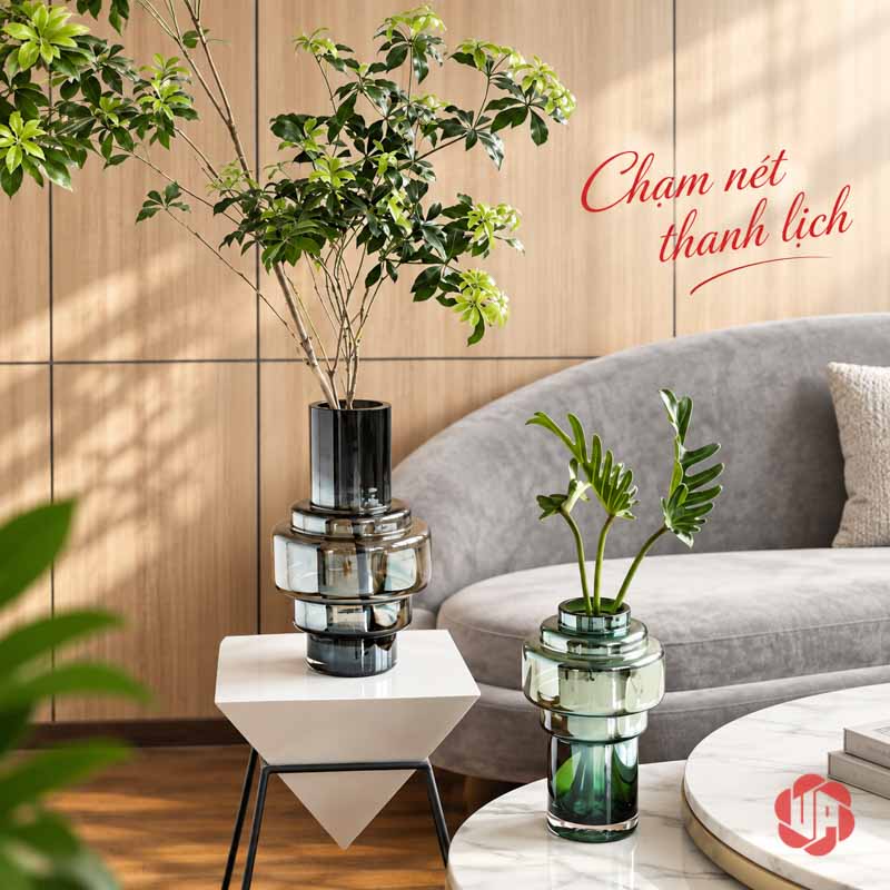 Lọ Hoa Thủy Tinh Màu Khói Hổ Phách Hình Khối Hiện Đại UPT06 Lọ thủy tinh xếp tầng màu khói đặt cạnh sofa với cành lá xanh