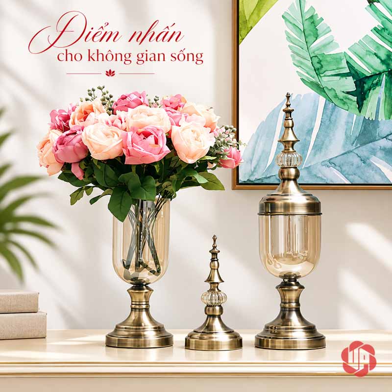 Bộ Lọ Hoa Thủy Tinh Tân Cổ Điển Trang Trí Phòng Khách UP002 Lọ hoa thủy tinh cắm hoa hồng trước tường sáng và tranh trang trí
