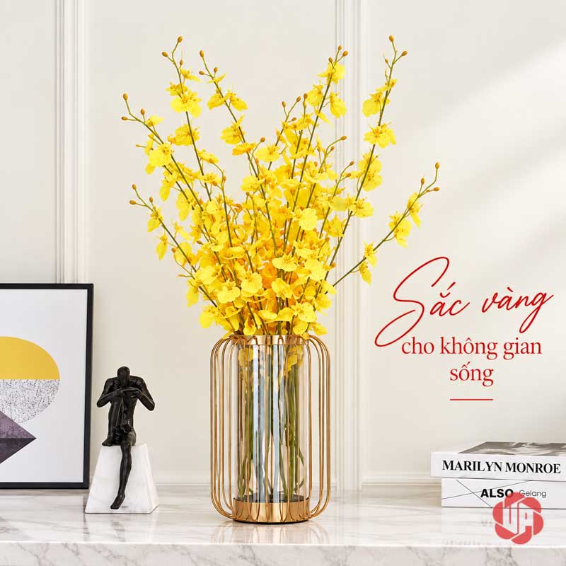 Lọ Hoa Thủy Tinh Cắm Hoa Khung Vàng Hiện Đại UPT07 Lọ hoa thủy tinh khung vàng cắm hoa vàng trong không gian nội thất trắng
