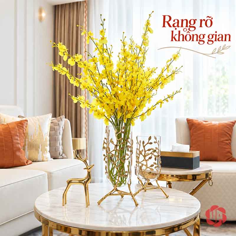 Lọ Hoa Thủy Tinh Mạ Vàng Họa Tiết Cành Lá UPT10 Lọ hoa thủy tinh cắm cành hoa vàng trên bàn trà phòng khách