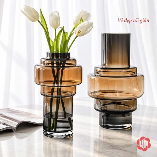 Lọ hoa thủy tinh màu khói hổ phách dáng cao cắm tulip bên lọ thấp