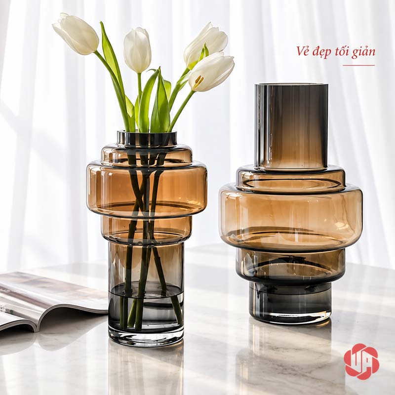 Lọ Hoa Thủy Tinh Màu Khói Hổ Phách Hình Khối Hiện Đại UPT06 Lọ hoa thủy tinh màu khói hổ phách dáng cao cắm tulip bên lọ thấp