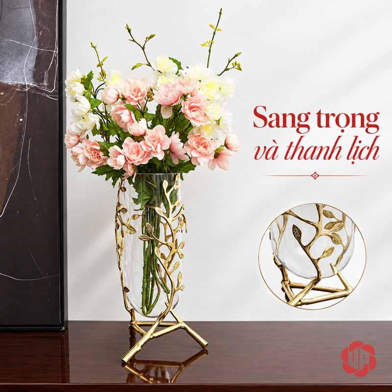 Lọ Hoa Thủy Tinh Mạ Vàng Họa Tiết Cành Lá UPT10 Lọ hoa thủy tinh với khung lá vàng và hoa hồng phối cảnh