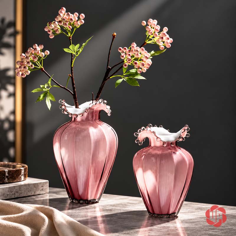 Lọ Hoa Thủy Tinh Hồng Phấn Miệng Cánh Hoa UPT15 Cặp lọ hoa thủy tinh màu hồng phấn dáng cao thấp với miệng cánh hoa trắng nghệ thuật