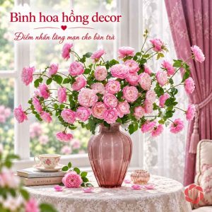Lọ thủy tinh màu hồng phấn cắm hoa hồng tươi trang trí phòng khách