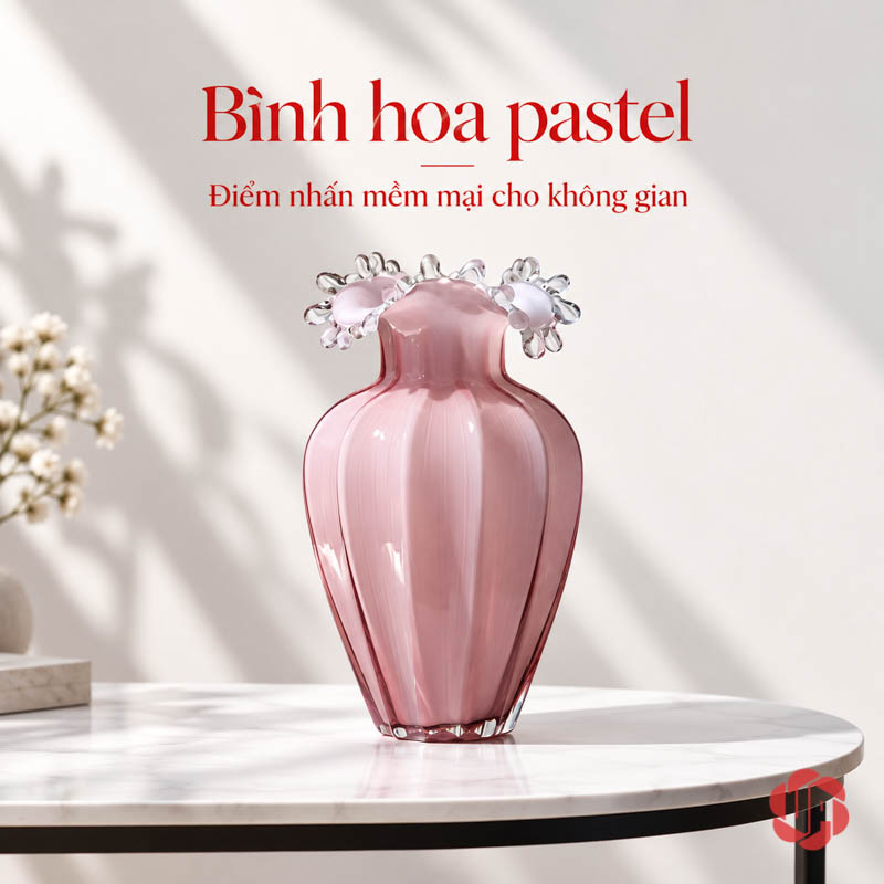 Lọ Hoa Thủy Tinh Hồng Phấn Miệng Cánh Hoa UPT15 Lọ hoa thủy tinh hồng pastel với miệng uốn lượn trên bàn tròn sáng