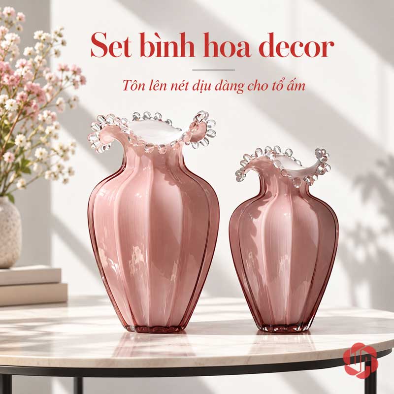 Lọ Hoa Thủy Tinh Hồng Phấn Miệng Cánh Hoa UPT15 Cặp lọ hoa thủy tinh hồng đặt cạnh nhau trong không gian nội thất sáng