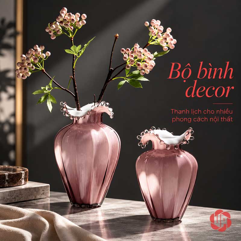 Lọ Hoa Thủy Tinh Hồng Phấn Miệng Cánh Hoa UPT15 Cặp lọ thủy tinh màu hồng trưng hoa cành trên mặt bàn đá tối