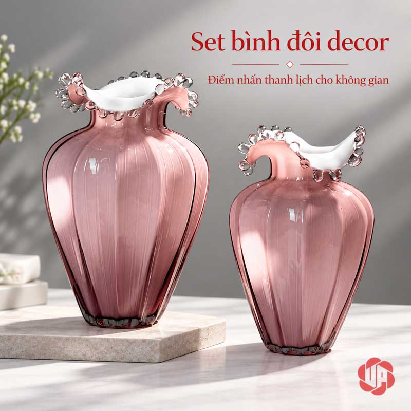 Lọ Hoa Thủy Tinh Hồng Phấn Miệng Cánh Hoa UPT15 Cặp lọ hoa màu hồng phấn cao thấp với miệng uốn cánh hoa cận cảnh