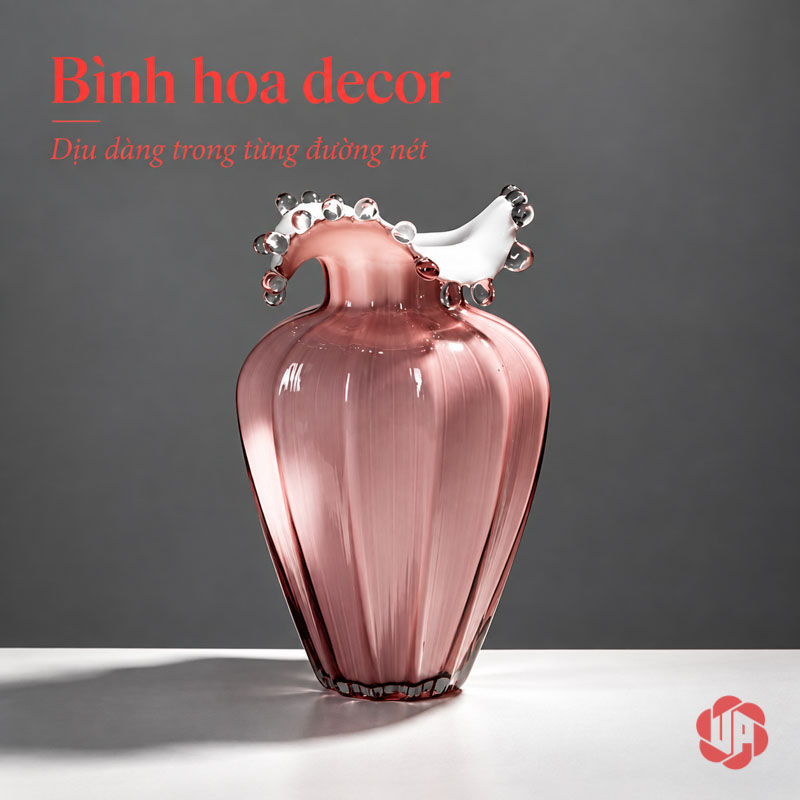 Lọ Hoa Thủy Tinh Hồng Phấn Miệng Cánh Hoa UPT15 Lọ thủy tinh hồng thân gân sọc, viền miệng trắng trên nền xám