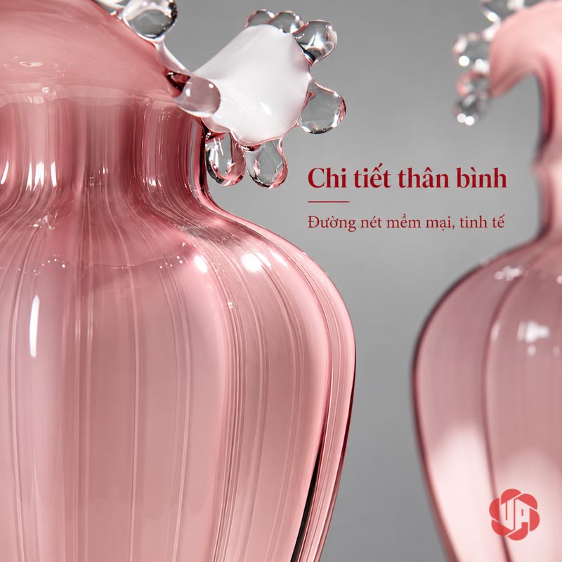 Lọ Hoa Thủy Tinh Hồng Phấn Miệng Cánh Hoa UPT15 Cận cảnh thân lọ thủy tinh màu hồng với đường gân dọc mềm mại