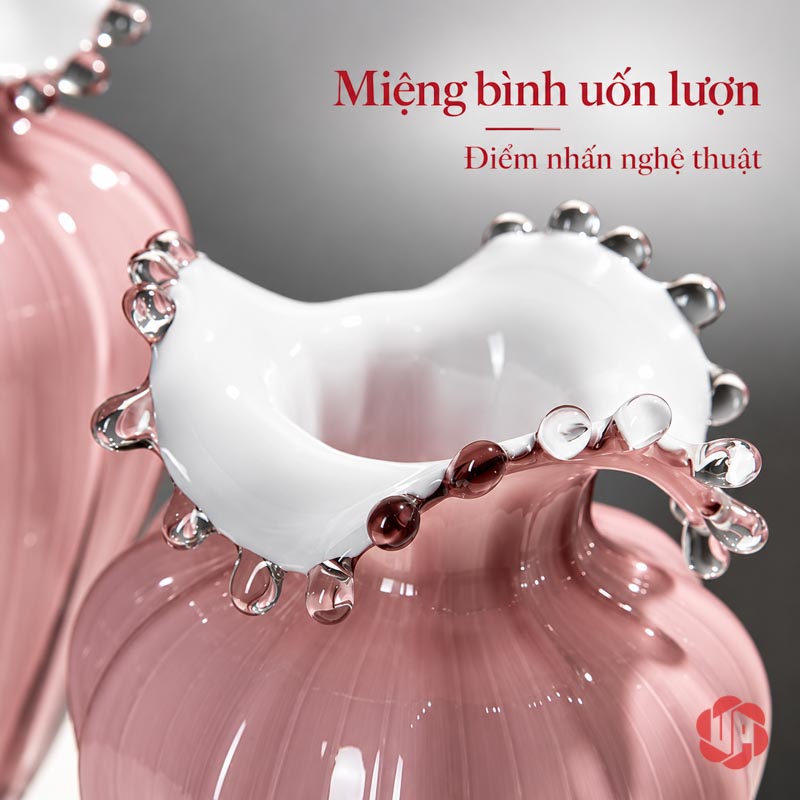 Lọ Hoa Thủy Tinh Hồng Phấn Miệng Cánh Hoa UPT15 Cận cảnh miệng lọ hoa uốn lượn trắng viền trong suốt như cánh hoa