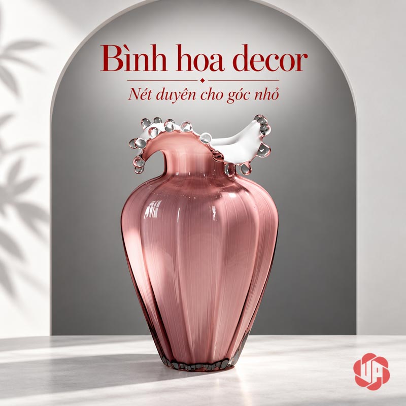 Lọ Hoa Thủy Tinh Hồng Phấn Miệng Cánh Hoa UPT15 Lọ hoa thủy tinh màu hồng phấn trên nền sáng với đường nét uốn lượn