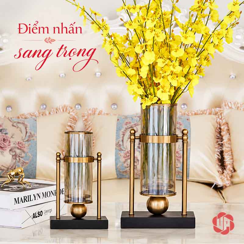 Lọ Hoa Thủy Tinh Cao Cấp Khung Vàng Hiện Đại UPT08 Lọ hoa thủy tinh khung vàng cắm cành hoa vàng trong phòng khách