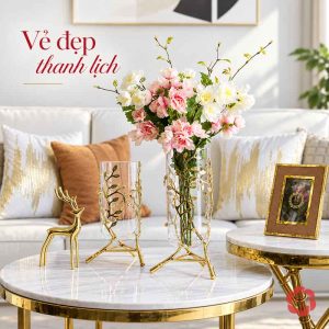 Lọ hoa thủy tinh viền cành lá vàng cắm hoa hồng trên bàn trà