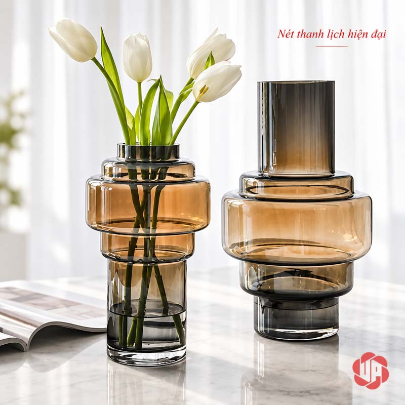 Lọ Hoa Thủy Tinh Màu Khói Hổ Phách Hình Khối Hiện Đại UPT06 Hai dáng lọ hoa thủy tinh màu khói pha hổ phách trên bàn đá với hoa tulip trắng